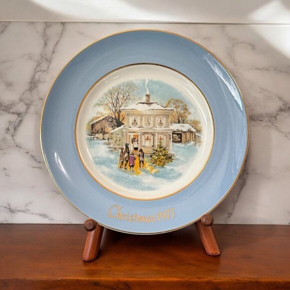 1977 Avon Christmas Series Fifth Edition Carollers In The Snow Collector Plates - Picture 1 of 5
